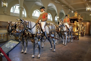 Un bărbat a fost arestat sâmbătă, după ce a fost văzut urcându-se pe un zid al Royal Mews, de lângă Palatul Buckingham din Londra
