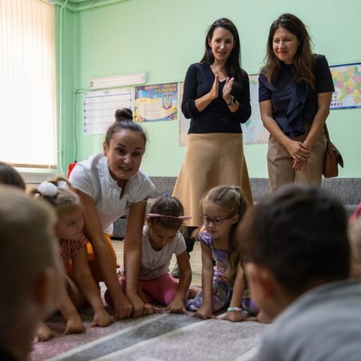 Actriţa Kristin Davis a vizitat Republica Moldova şi s-a întâlnit cu refugiaţi ucraineni