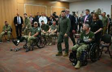 Zelenski vizitează în secret militari ucraineni grav răniţi pe care-i decorează la Spitalul Universitar din Staten Island, la New York, şi le cere să se întoarcă în Ucraina pentru a învinge Rusia