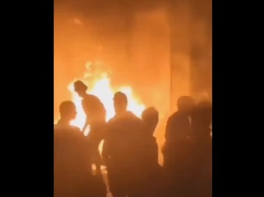 Comunicaţiile au fost întrerupte în Derna, iar jurnaliştilor li s-a cerut să plece, în timp ce nemulţumirea populară creşte în urma inundaţiilor devastatoare din Libia. Casa primarului a fost incendiată