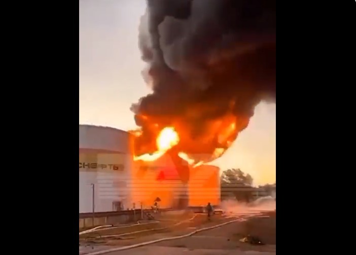 Incendiu suspect la un depozit de carburanţi din staţiunea rusă Soci de la Marea Neagră - VIDEO