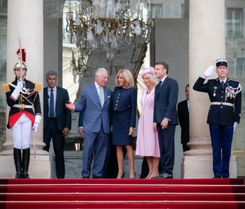 Regele Charles, întâmpinat în Franţa cu fast şi diplomaţie într-o vizită de stat destinată refacerii legăturilor după ani de relaţii dificile între cele două ţări