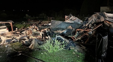 Explozia din Ungaria, cauzată de o butelie, în incendiul provocat de către un bărbat care ameninţa să detoneze o bombă, găsit mort sub dărâmături. Un poliţist mort şi alţi şase răniţi, trei grav, dintr-un grup antitero trimis la intervenţie
