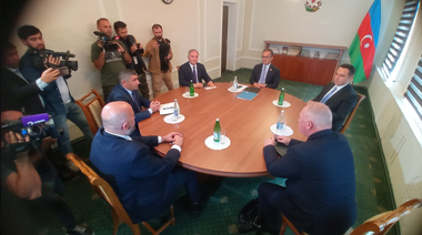 Separatişti armeni din Nagorno Karabah încep negocieri cu Azerbaidjanul în vederea reintegrării enclavei, în urma capitulării şi dezarmării, după o operaţiune militară azeră-fulger. Erdogan îi transmite la telefon lui Aliev că susţine Baku ”fără rezerve”