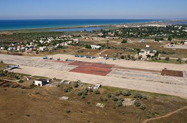 Kievul revendică un atac vizând un aerodrom militar rus în Crimeea. SBU anunţă o acţiune comună cu Forţele navale ucrainene, cu drone care au epuizat sistemul rus de apărare aeriană, după care au lansat proiectile de tip Neptun. Pe aerodrom se aflau 24 de avioane ruseşti