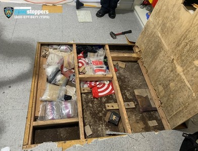 Poliţia din New York a găsit o trapă şi droguri ascunse în podea la grădiniţa din Bronx unde un copil de un an a murit în urma unei presupuse supradoze de Fentanil - FOTO