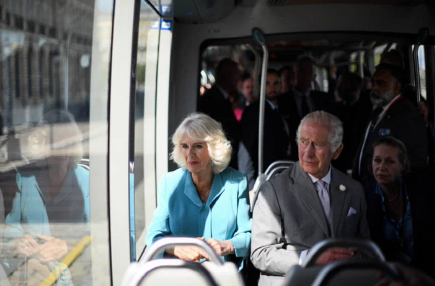 Charles al III-lea şi Camilla fac o plimbare regală cu tramvaiul la Bordeaux