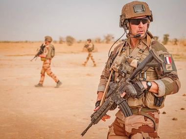 Macron anunţă că Franţa îşi retrage ambasadorul din Niger şi pune capăt cooperării militare cu această ţară