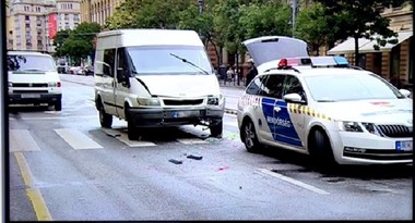 Un microbuz înmatriculat în România, cu peste 20 de imigranţi ilegali la bord, a făcut accident la Budapesta. Şoferul a fugit