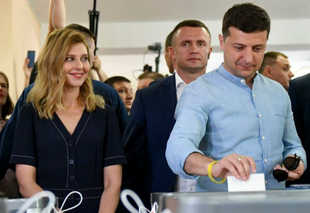 Olena Zelenska anunţă că-şi susţine soţul ”orice decizie ar lua” cu privire la o candidatură în alegerile prezidenţiale prevăzute la 31 martie 2024. Ea dezvăluie că nu i-a ”susţinut întru totul” candidatura din 2019