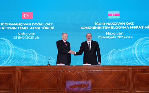 Erdogan salută, în enclava azeră Naxcivan, ”victoria” Azerbaidjanului în Nagorno Karabah. El inaugurează împreună cu Aliev construirea unui gazoduct şi un complex militar. Presa turcă scrie că cei doi discută despre deschiderea Coridorului Zangezur prin A