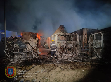 Rusia atacă cu 38 de drone Ucraina, care doboară 26. Un atac de două ore la Izmail. Doi şoferi de camion răniţi, un post de control, două depozite şi 30 de camioane, avariate. Krivoi Rog, ţinta unui atac cu rachetă balistică