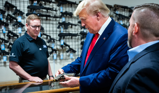 Anturajul lui Trump anunţă că miliardarul a cumpărat un pistol Glock “Trump 45” într-o vizită în South Carolina şi retractează. Cumpărarea unei arme de către un inculpat este o infracţiune federală