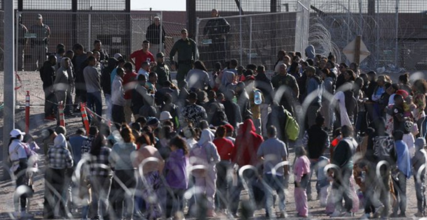Mexicul dispersează mii de migranţi pentru a reduce presiunea la frontiera de sud / Peste 8.000 de persoane au fost relocate 