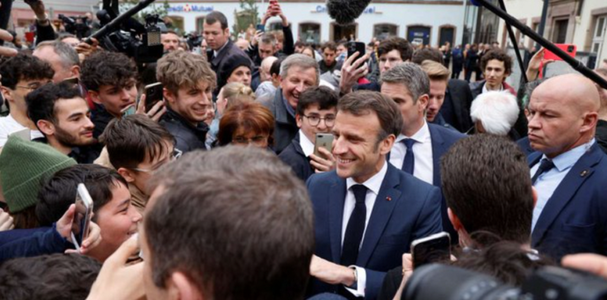 Doi bărbaţi condamnaţi la plata unor amenzi după ce i-au arătat degetul lui Macron în Alsacia