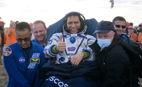 Trei astronauţi s-au întors pe Pământ după un an petrecut în spaţiu. Frank Rubio a stabilit un record NASA - VIDEO