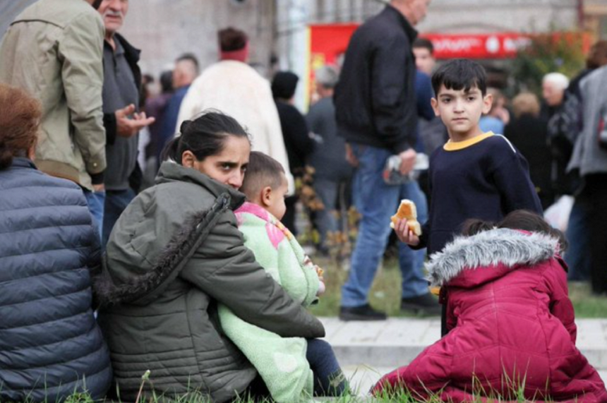 Peste 65.000 de refugiaţi din Nagorno Karabah au intrat în Armenia, reprezentând peste jumătate din populaţia enclavei separatiste azere, anunţă Erevanul, care le asigură o ”cazare convenabilă”