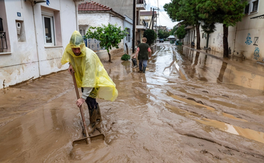 Inundaţii, alunecări de teren, ruperi de baraje, drumuri şi case inundate în Grecia de furtuna Elias, în Volos, pe Insula Evia şi în prefectura Ftiotida. Peste 250 de persoane salvate de pompieri. Un elicopter privat, prăbuşit în largul Eviei