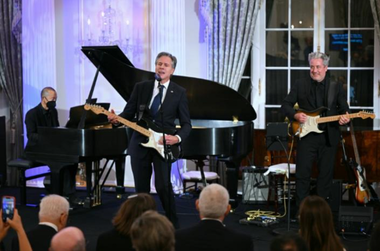 Blinken lansează, cântând la chitară Muddy Waters, o ”iniţiativă a diplomaţiei muzicale”, prin care pune muzica în serviciul diplomaţiei SUA. Washingtonul trimite artişti mari în Iordania, Arabia Saudiră, China şi Nigeria