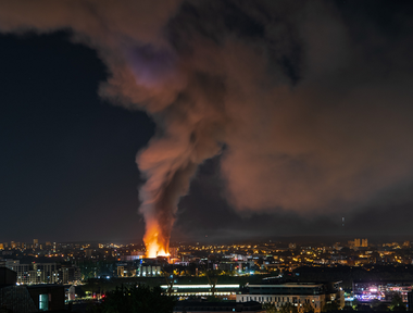 Două imobile se prăbuşesc la Rouen, în urma unui incendiu important. Populaţia, îngrijorată din cauza toxicităţii azbestului în fumul degajat deasupra oraşului