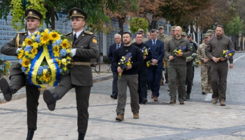 Zelenski aduce un omagiu militarilor căzuţi în războiul rus, de Ziua Apărătorilor Ucrainei, în Piaţa Mîhalivska la Kiev