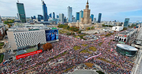 ”Un milion” de oameni manifestează la Varşovia împotriva Guvernului, cu două săptămâni înainte de alegerile parlamentare. Tusk, care susţine că a prins din urmă în sondaje puterea, salută una dintre cele mai mari manifestaţii din Europa