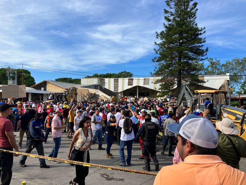 Tragedie în Mexic: Şapte oameni au murit şi zeci de persoane au rămas blocate sub dărâmături după ce acoperişul unei biserici s-a prăbuşit - VIDEO