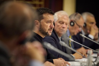 Victoria ucraineană depinde de cooperarea cu Europa, le spune Zelenski miniştrilor de externe ai UE reuniţi la Kiev. Borrell propune un nou pachet de ajutor bilateral în valoare de 5 miliarde de euro. Viitorul Ucrainei e în UE, consideră Annalena Baerbock