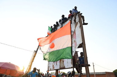 Junta de la Niamey acceptă o mediere a Algeriei în urma puciului din Niger. Preşedintele Bazoum depune plângere împotriva autorilor puciului. Trei zile de doliu naţional după uciderea a 29 de militari nigerieni într-un presupus atac jihadist