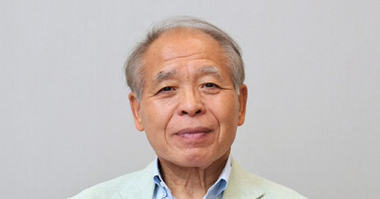 Un senator japonez prorus, Muneo Suzuki, efectuează o vizită în Rusia şi îşi pune într-o situaţie stânjenitoare partidul şi Guvernul