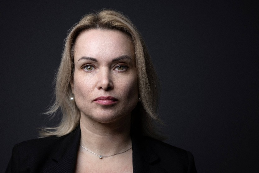 Jurnalista rusă care a agitat o pancartă împotriva Războiului din Ucraina la televizor, Marina Ovsiannikova, exilată în Franţa, condamnată în contumacie la opt ani de închisoare cu privire la criticarea armatei ruse