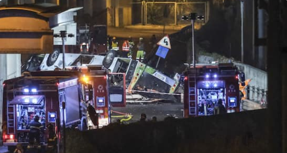 Autorităţile italiene investighează accidentul de autobuz din Veneţia în care au murit 21 de persoane. Camere de supraveghere au surprins momentul căderii de pe pod. Cea mai probabilă ipoteză - şoferului i s-ar fi făcut rău
