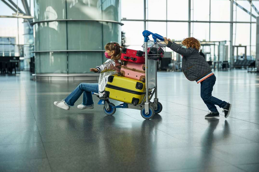 Eurodeputaţii impun printr-o rezoluţie o armonizare a reglementărilor privind bagajul de mână în UE. Ei cer Comisiei să implementeze o hotărâre CJUE privind costuri suplimentare ale acestor bagaje şi să atace alte costuri ascunse, ca atribuirea locurilor în avion