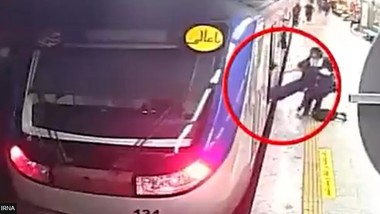 O adolescentă ar fi fost bătută de poliţie  din cauza hijabului şi a intrat în comă. Noul scandal din Iran intervine la un an de la moartea Mahsei Amini