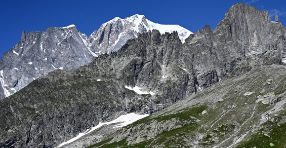 Mont Blanc măsura în septembrie 4.805,59 metri altitudine, cu 2,22 metri mai puţin ca în 2021. Vârful, într-o mişcare continuă ca altitudine, cu variaţii de aproape cinci metri, şi ca poziţie