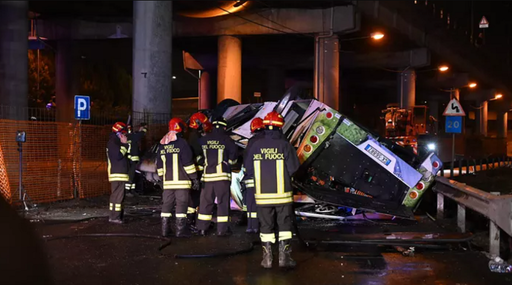 Vechimea de 50 de ani a podului pe care a avut loc accidentul din Veneţia, care trebuia renovat din 2016, provoacă indignare. Autobuzul a căzut printr-o ”gaură” de doi metri în bara de protecţie. ”Mă opun ca serviciile noastre să fie date drept asasine”, declară viceprimarul