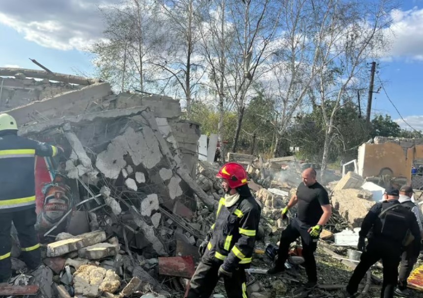 49 de morţi într-un atac în regiunea Harkov, anunţă presa ucraineană. Ruşii ar fi bombardat o cafenea şi un magazin