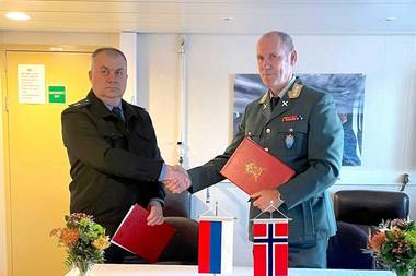Întâlnire rară între un general NATO şi unul rus