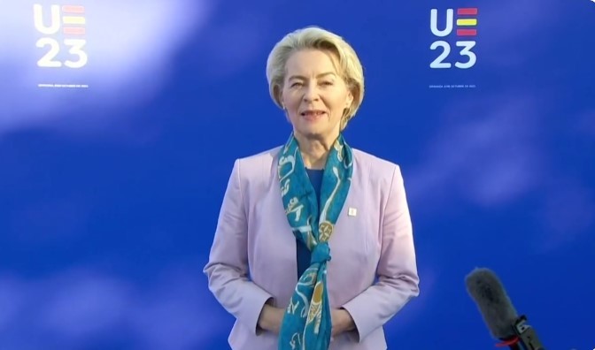 Cum a ajuns o eşarfă aparent banală să se epuizeze din magazinul de suveniruri de la Alhambra şi ce rol a avut Ursula von der Leyen