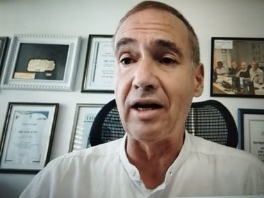 Directorul celui mai mare spital din Israel, prof. Arnon Afek: "Când vii şi vezi că ucid copii, singuri sau împreună cu familia lor, când le vezi trupurile, nicio fiinţă umană nu poate rezista fără să plângă”

