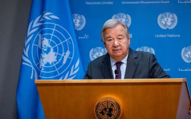 Antonio Guterres îndeamnă Hamasul să înceteze atacurile vizând Israelul şi să elibereze ostaticii. El cere un acces umanitar în Fâşia Gaza, se declară tulburat de ordonarea ”asediului complet al enclavei” şi evocă soluţia cu două state