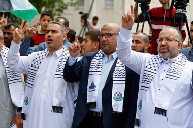 Hamasul anunţă uciderea a doi lideri politici, Jawad Abu Shammala şi Zakaria Abu Maamar, în atacuri aeriene israeliene la Khan Yunis, în Fâşia Gaza. Armata israeliană confirmă