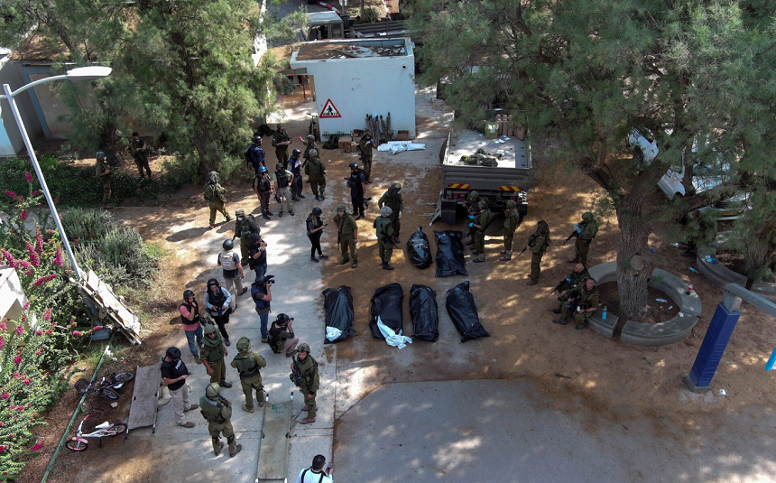 Patruzeci de bebeluşi ”asasinaţi” în kibuţul Kfar Aza, anunţă Ministerul israelian de Externe. Familii arse în case, femei, bărbaţi şi bătrâni ”măcelăriţi” în sudul Israelului, denunţă presa internaţională şi armata israeliană