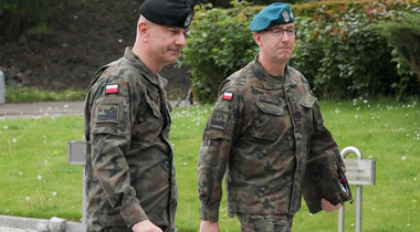 Şefii Statului Major şi Operaţiunilor armatei poloneze demisionează înaintea alegerilor parlamentare. Presa poloneză scrie că se aflau în conflict cu ministrul Apărării şi refuzau implicarea armatei în campania electorală 