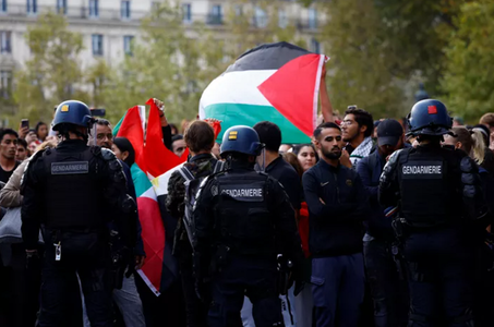 Sute de persoane manifestează în favoarea Palestinei la Paris, în pofida unei interdicţii. Manifestanţii au scandat ”Palestina va învinge!”, ”Israelul, asasin, Macron, complice” sau Sionişti, sionişti, voi sunteţi terorişti!”. Ordin de dispersare