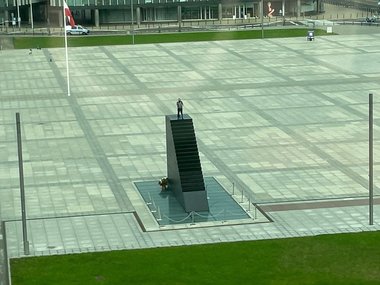 UPDATE: Un bărbat s-a urcat pe un monument din piaţa centrală din Varşovia şi ameninţa că se aruncă în aer - VIDEO / Bărbatul s-a predat poliţiei după câteva ore