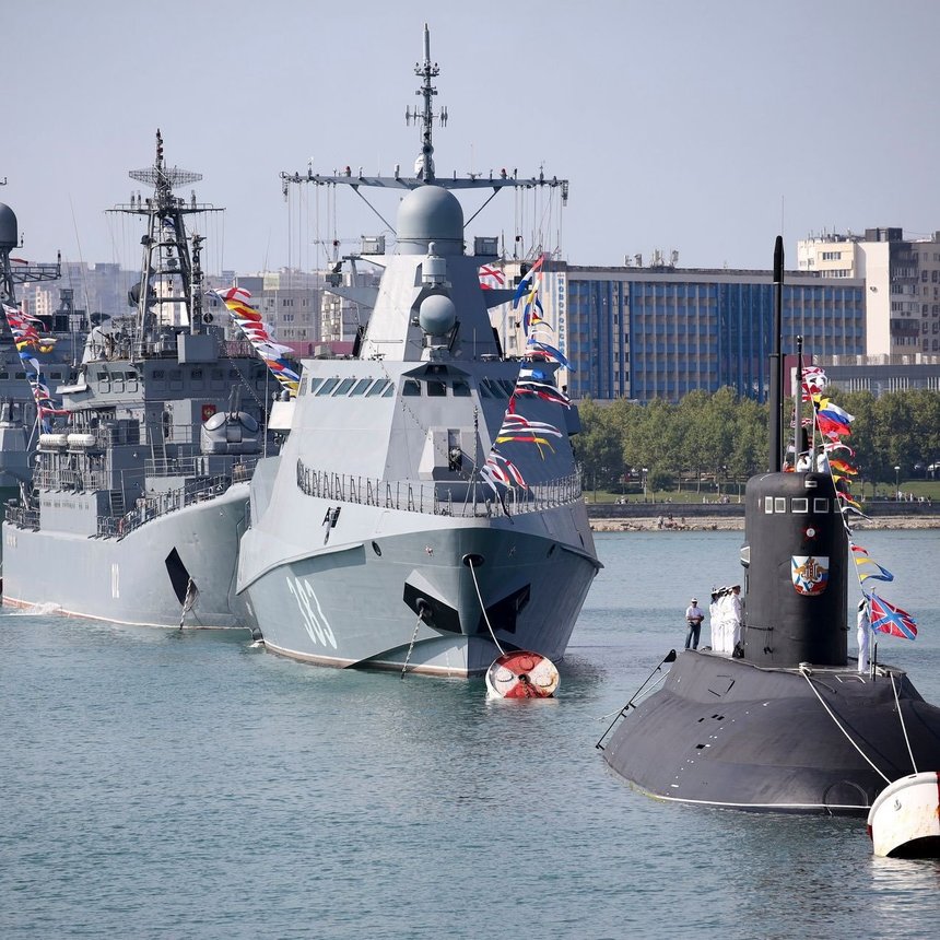 Flota rusă a Mării Negre efectuează exerciţii în largul Crimeei
