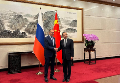Serghei Lavrov, primit de omologul său chinez Wang Yi, înaintea unei vizite a lui Putin în China la Forumul Noilor Drumuri ale Mătăsii