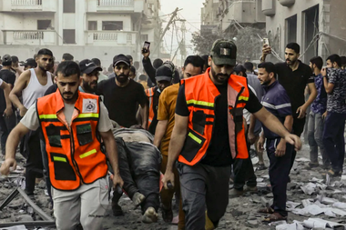 Peste un milion de locuitori din Fâşia Gaza, deplasaţi, în timp ce Israelul comasează trupe la bariera de securitate, în pregătirea unei ofensive terestre iminente. Alimentarea cu apă reluată în unele locuri în sudul enclavei
