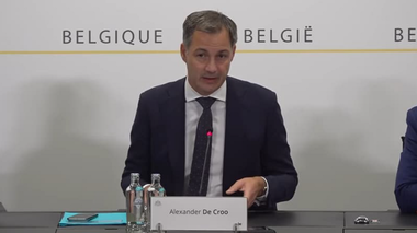 Suspectul în atentatul de la Bruxelles, un bărbat de origine tunisiană, aflat ilegal în Belgia, căutat în continuare, anunţă premierul Alexander de Croo. Nivelul alertei teroriste, ridicat la nivelul maxim în regiunea Bruxelles-Capitale